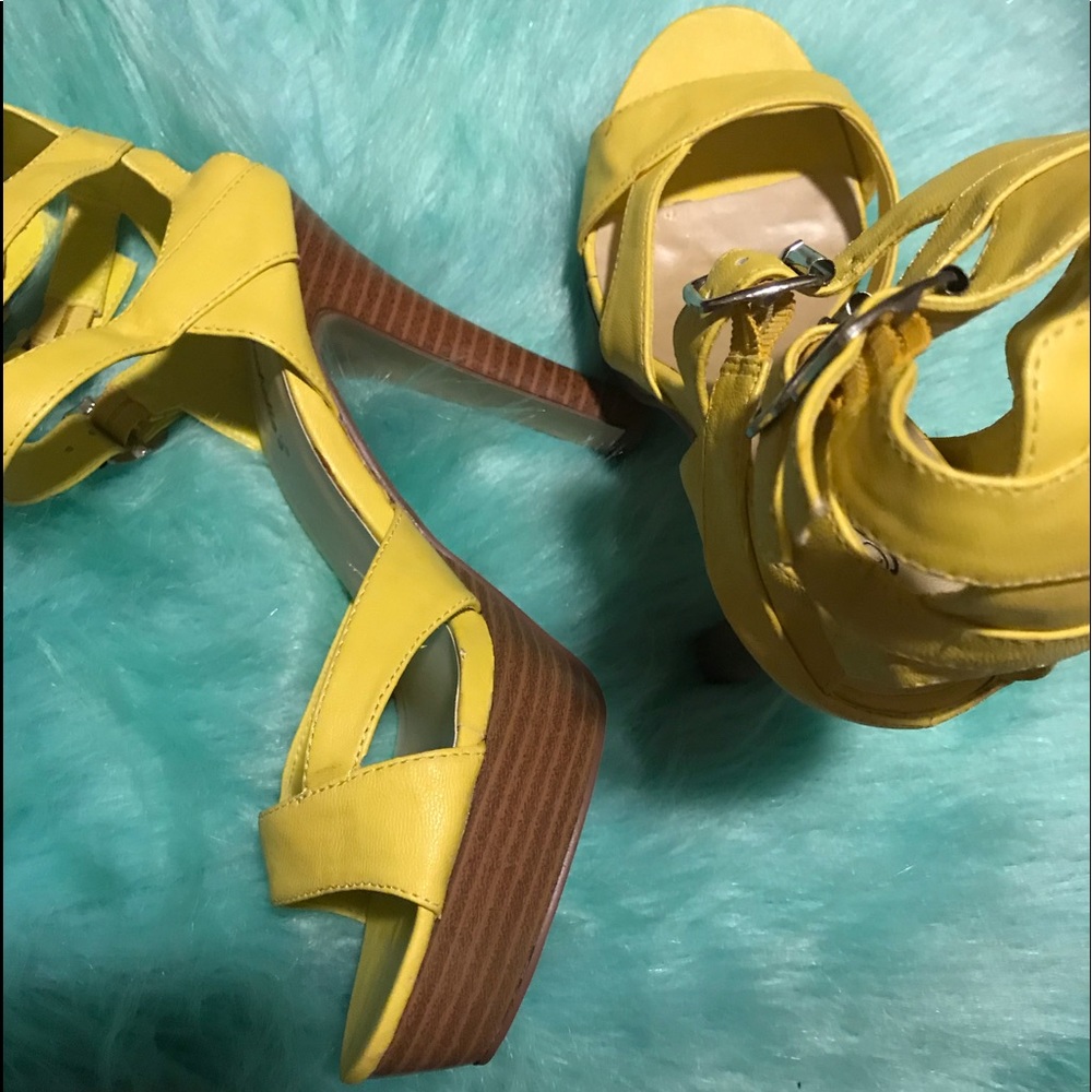 🌺🌺NEW Breckelle’s Yellow Heel👠👠